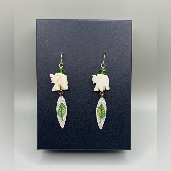 🌟2/$20 🍃🐘Elephant Leaf Drop Earrings - Picture 1 of 4
